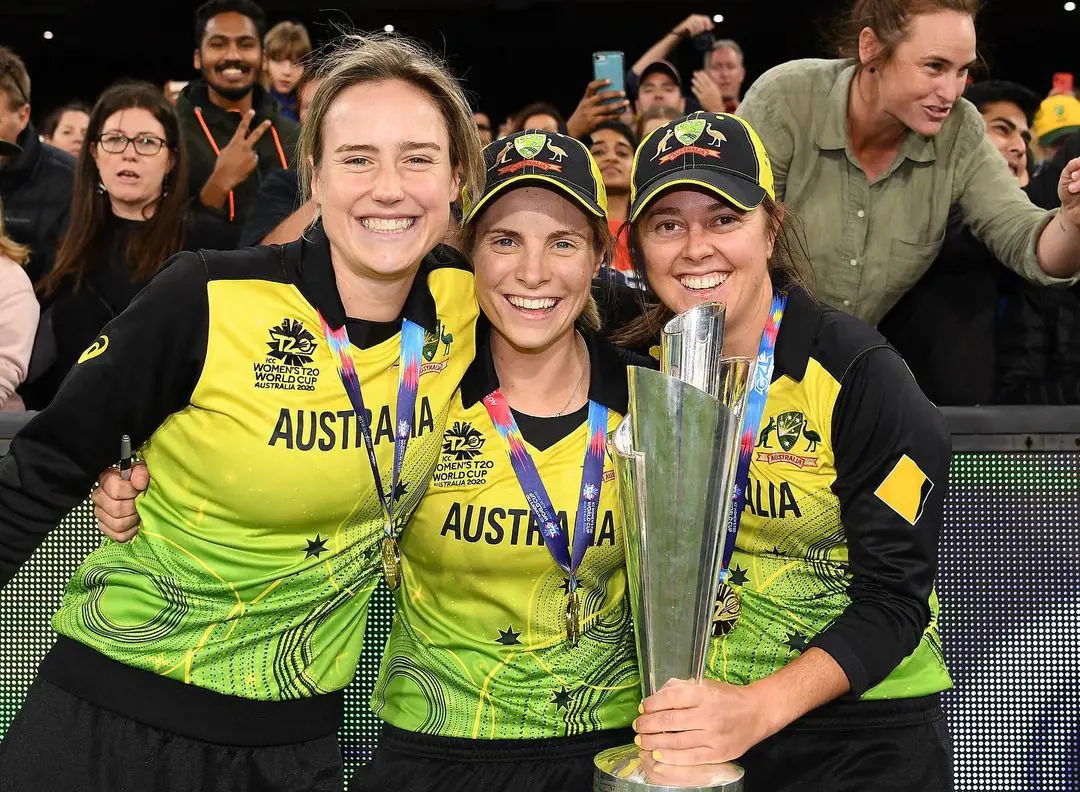 Ellyse(left) with Sophie (middle) and their friend Molly Strano(right) holding trophy. 