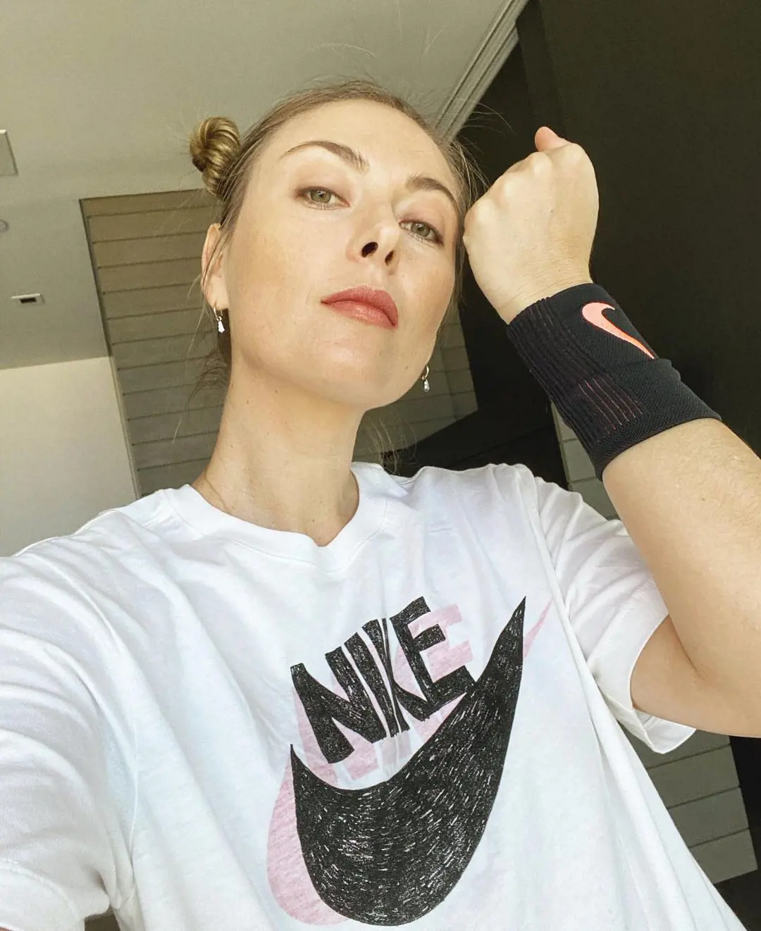 Maria Sharapova wore a Nike t-shirt and a hand band on May 4, 2020