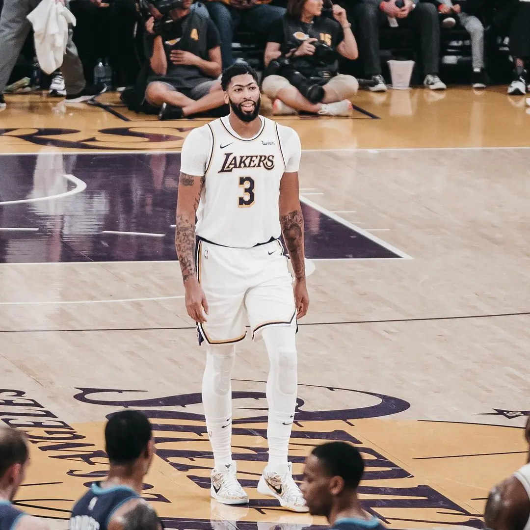Anthony Davis on the basketball field to play game against the Los Angeles Clippers in 2019.