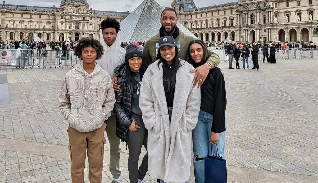 Tracy with Clarenda, Layden, Laymen, Layla and Laycee spending holidays at Louvre Museum Paris. 