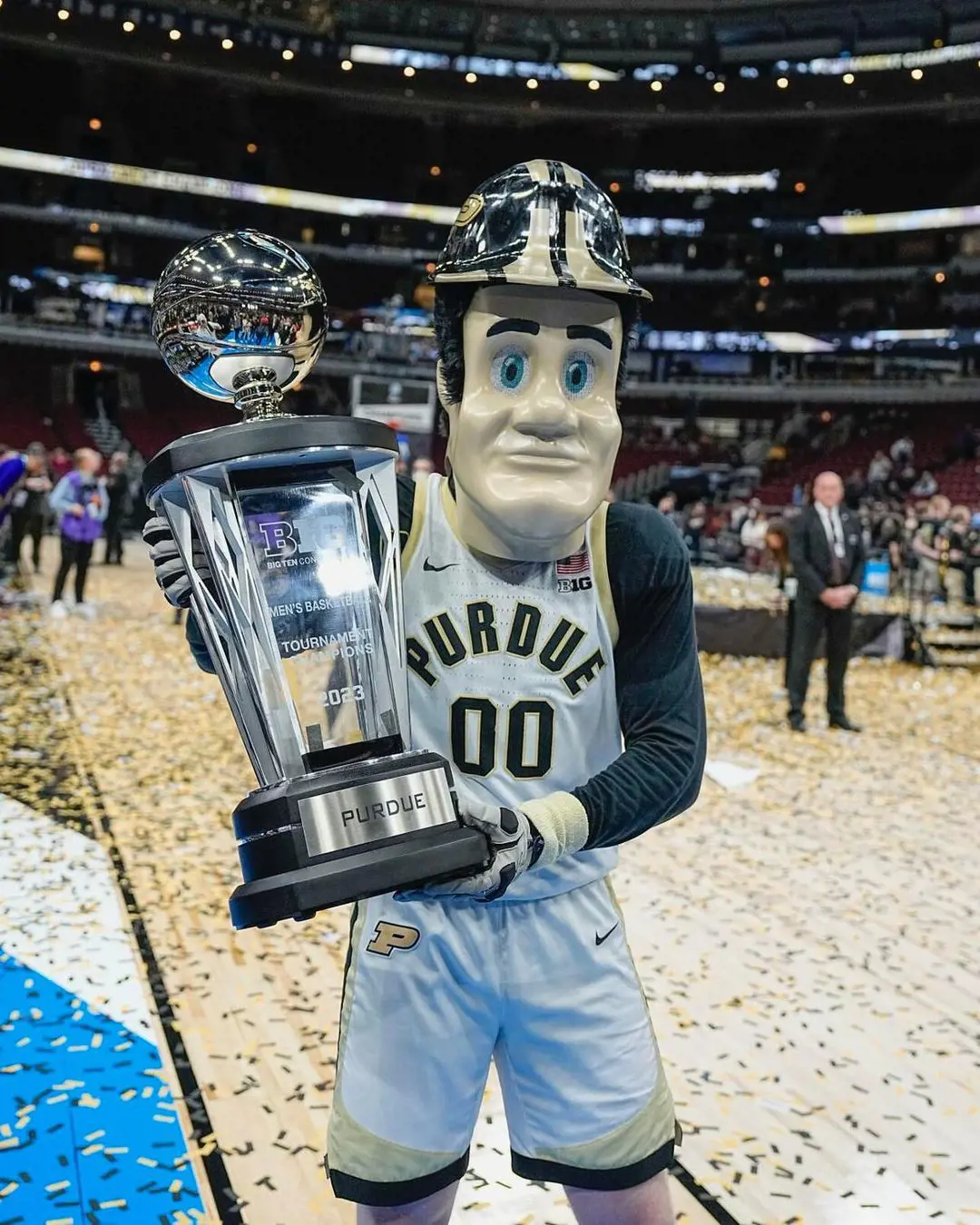 Purdue Pete holding the 2023 men's basketball championship trophy.