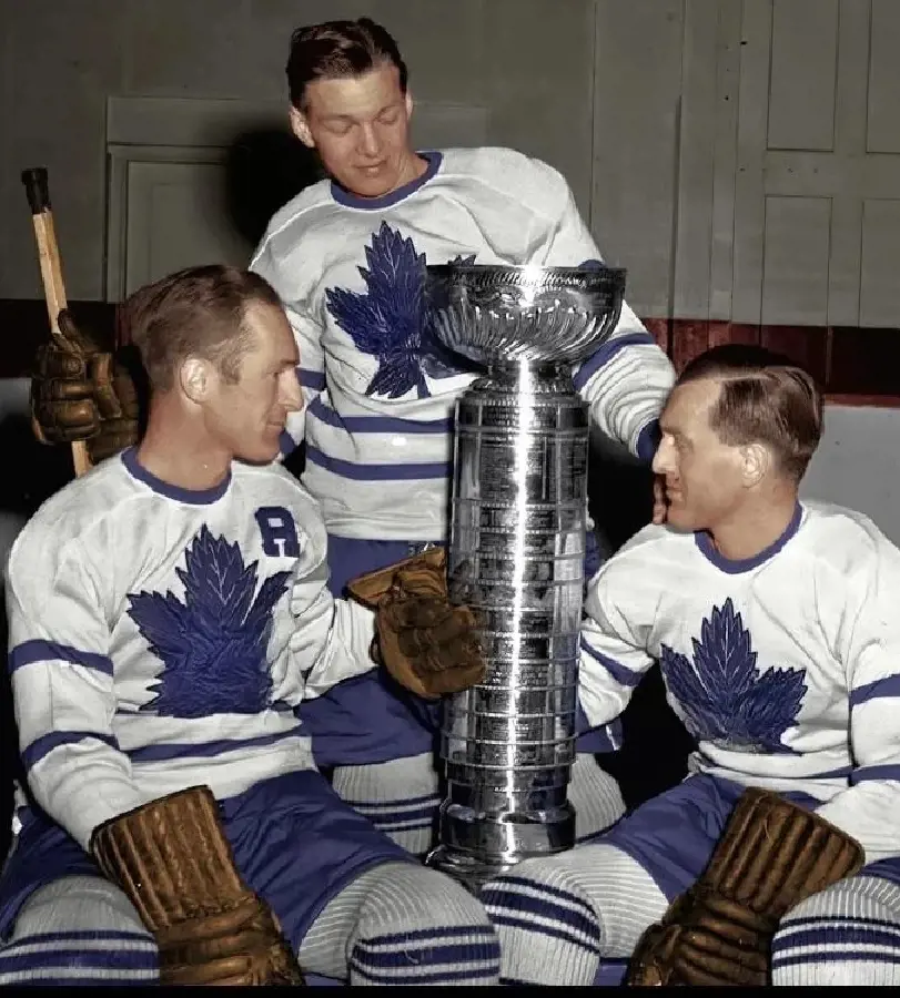 Maple Leafs lift the Stanley Cup in 1942